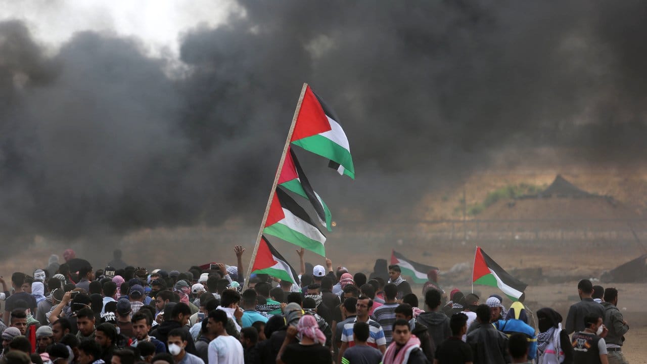 An der Grenze zwischen Israel und dem Gazastreifen setzten zahlreiche Palästinenser Reifen in Brand; dichter schwarzer Rauch stieg in den Himmel.