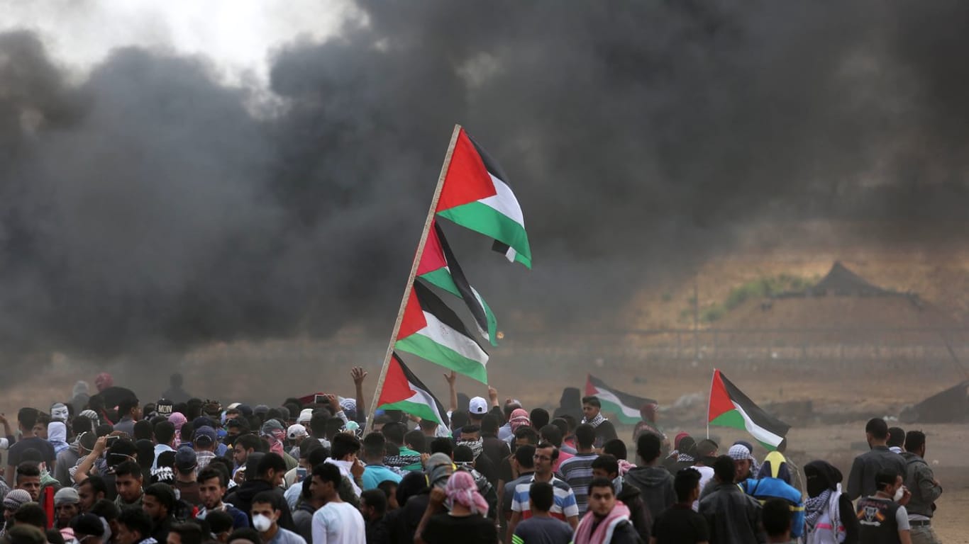 An der Grenze zwischen Israel und dem Gazastreifen setzten zahlreiche Palästinenser Reifen in Brand; dichter schwarzer Rauch stieg in den Himmel.