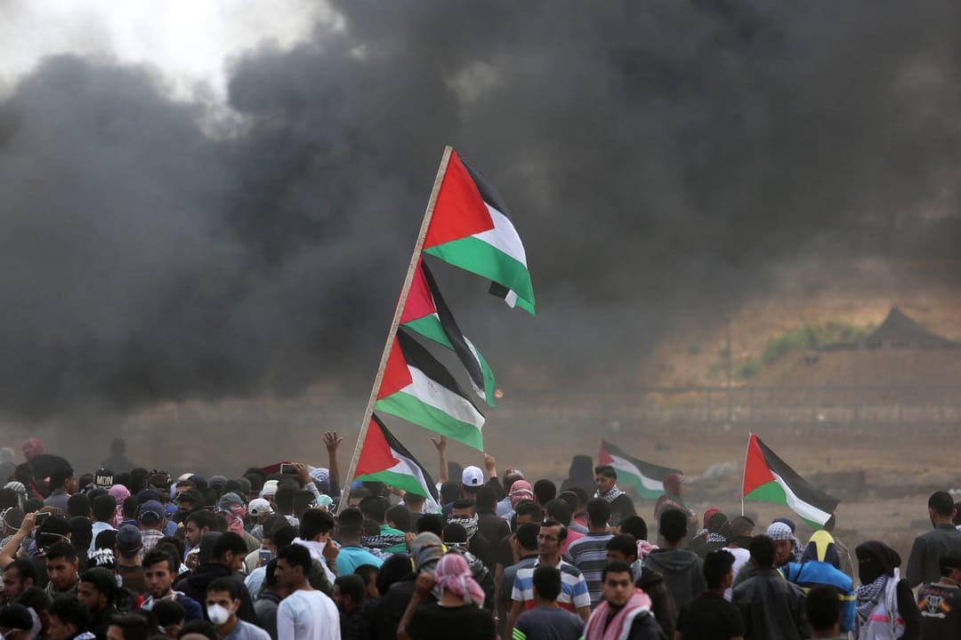 An der Grenze zwischen Israel und dem Gazastreifen setzten zahlreiche Palästinenser Reifen in Brand; dichter schwarzer Rauch stieg in den Himmel.