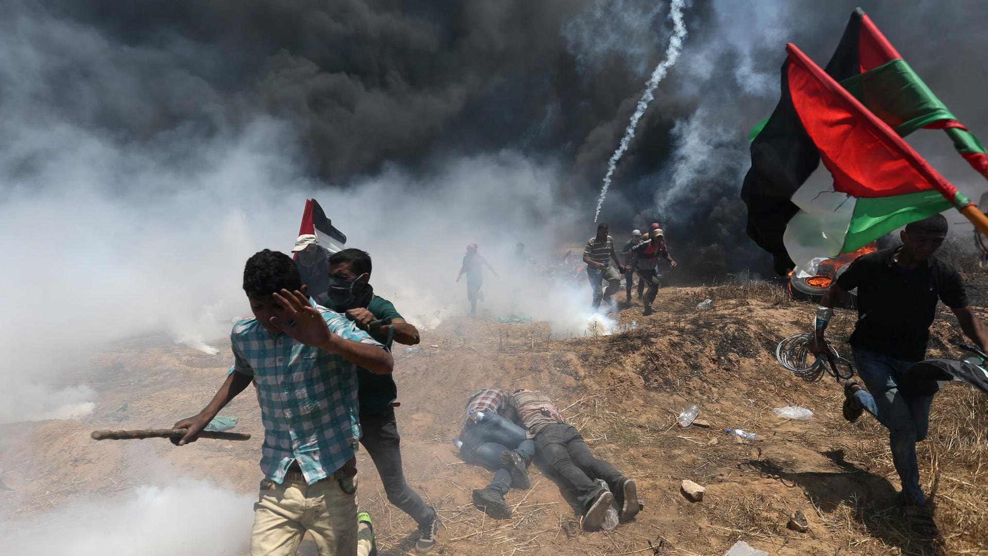 Dichter Rauch im Gazastreifen: Palästinensische Demonstranten versuchen sich in Deckung zu bringen. Dichter Rauch im Gazastreifen: Palästinensische Demonstranten versuchen sich in Deckung zu bringen.