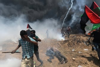 Dichter Rauch im Gazastreifen: Palästinensische Demonstranten versuchen sich in Deckung zu bringen.