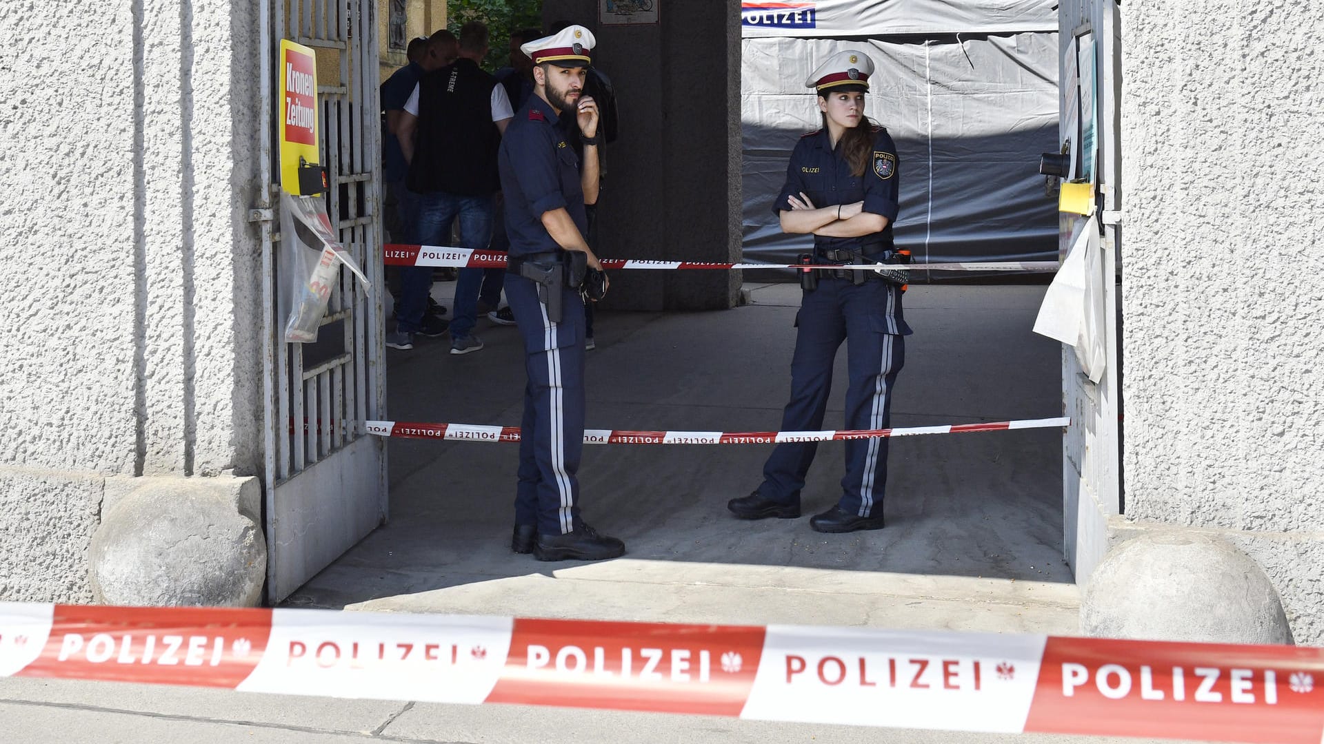 Polizisten stehen hinter einer Absperrung vor einer Wohnanlage, nachdem der Leichnam eines Mädchens in einem Müllcontainer entdeckt worden ist: Zum Stand der Fahndung äußerten sich die Behörden nicht. Polizisten stehen hinter einer Absperrung vor einer Wohnanlage, nachdem der Leichnam eines Mädchens in einem Müllcontainer entdeckt worden ist: Zum Stand der Fahndung äußerten sich die Behörden nicht.