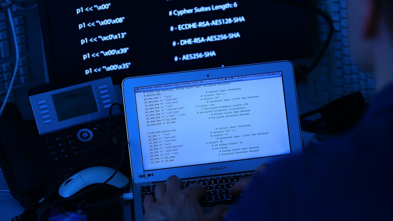 Ein Mann ruft den Quellcode einer Software auf: Der Verfassungsschutz will Hacker künftig präventiv angreifen.