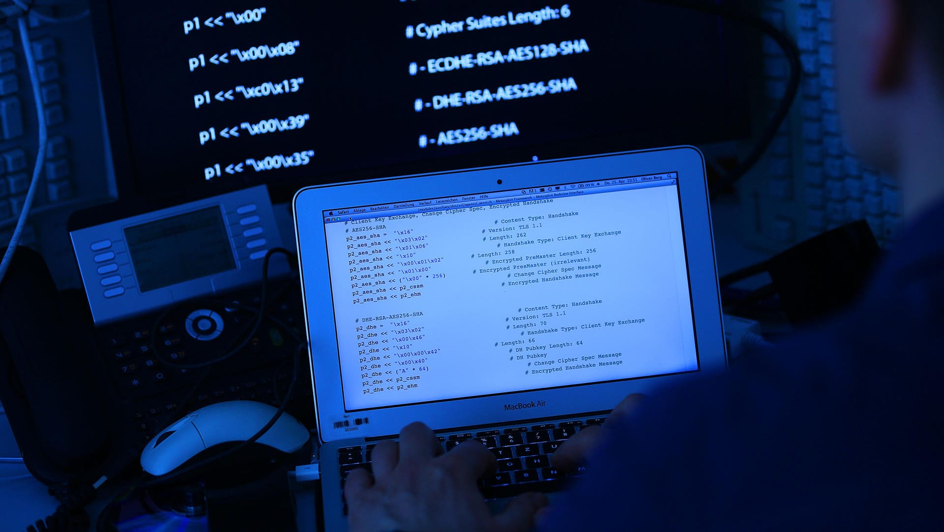 Ein Mann ruft den Quellcode einer Software auf: Der Verfassungsschutz will Hacker künftig präventiv angreifen. Ein Mann ruft den Quellcode einer Software auf: Der Verfassungsschutz will Hacker künftig präventiv angreifen.
