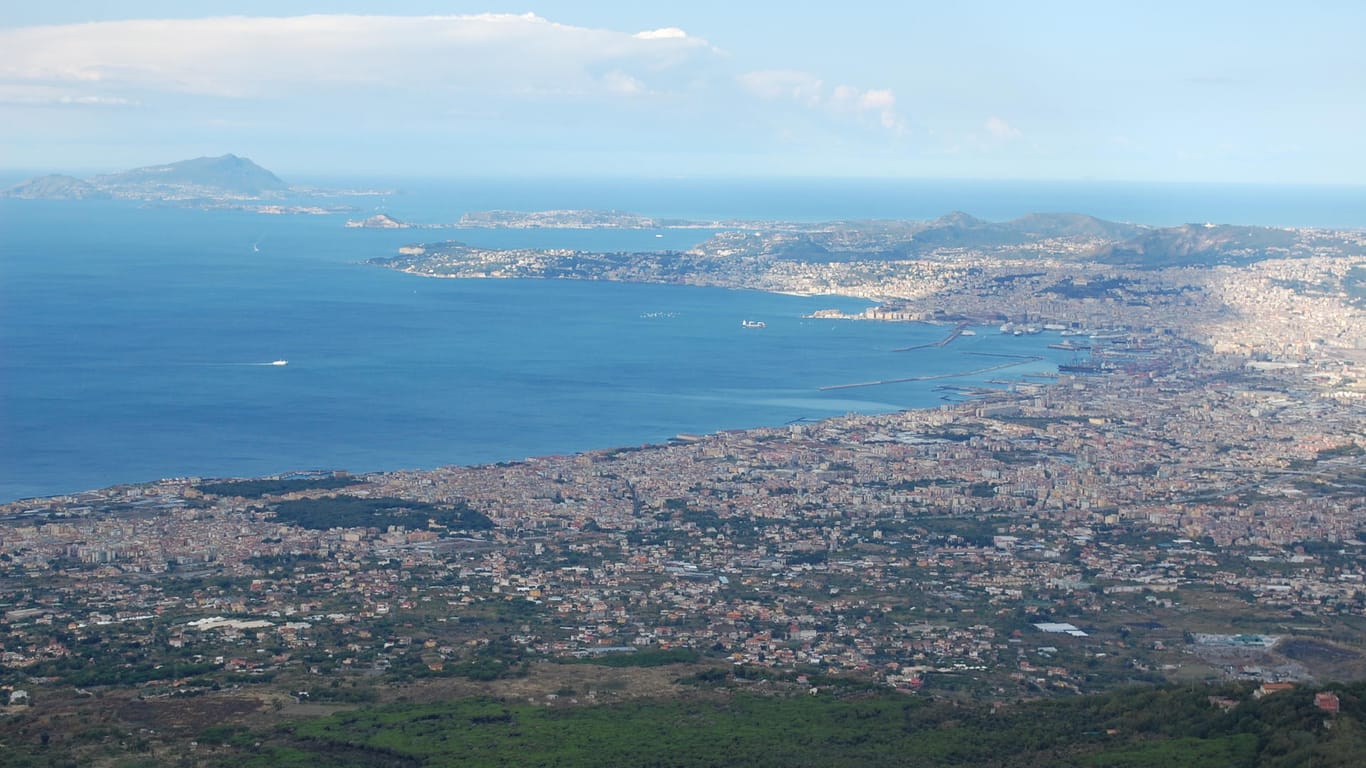 Blick über den Golf von Neapel: An der Südküste des Golfes liegt der Urlaubsort Sorrento, wo sich das Verbrechen in einem Hotel zugetragen hatte. (Archivbild)