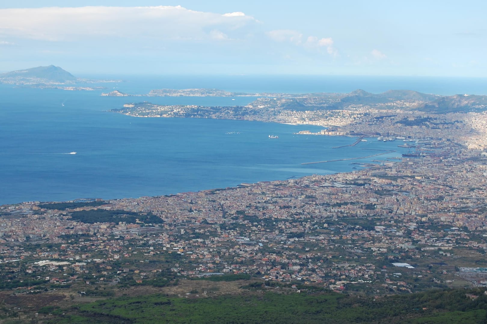 Blick über den Golf von Neapel: An der Südküste des Golfes liegt der Urlaubsort Sorrento, wo sich das Verbrechen in einem Hotel zugetragen hatte. (Archivbild)