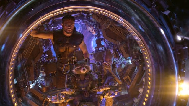 Chris Hemsworth als Thor, Rocket und Groot in einer Szene des Films "Avengers 3: Infinity War".