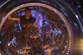 Chris Hemsworth als Thor, Rocket und Groot in einer Szene des Films "Avengers 3: Infinity War".