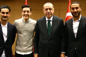 Die DFB-Stars Gündogan (v. l.) und Özil, Staatspräsident Erdogan sowie Everton-Profi Cenk Tosun: "Mit großem Respekt für meinen Präsidenten."