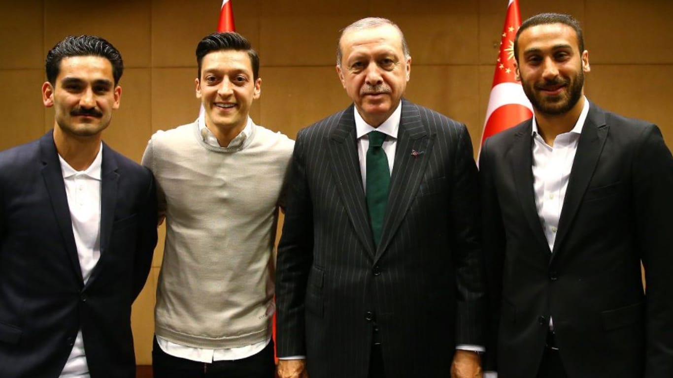 Die DFB-Stars Gündogan (v. l.) und Özil, Staatspräsident Erdogan sowie Everton-Profi Cenk Tosun: "Mit großem Respekt für meinen Präsidenten."