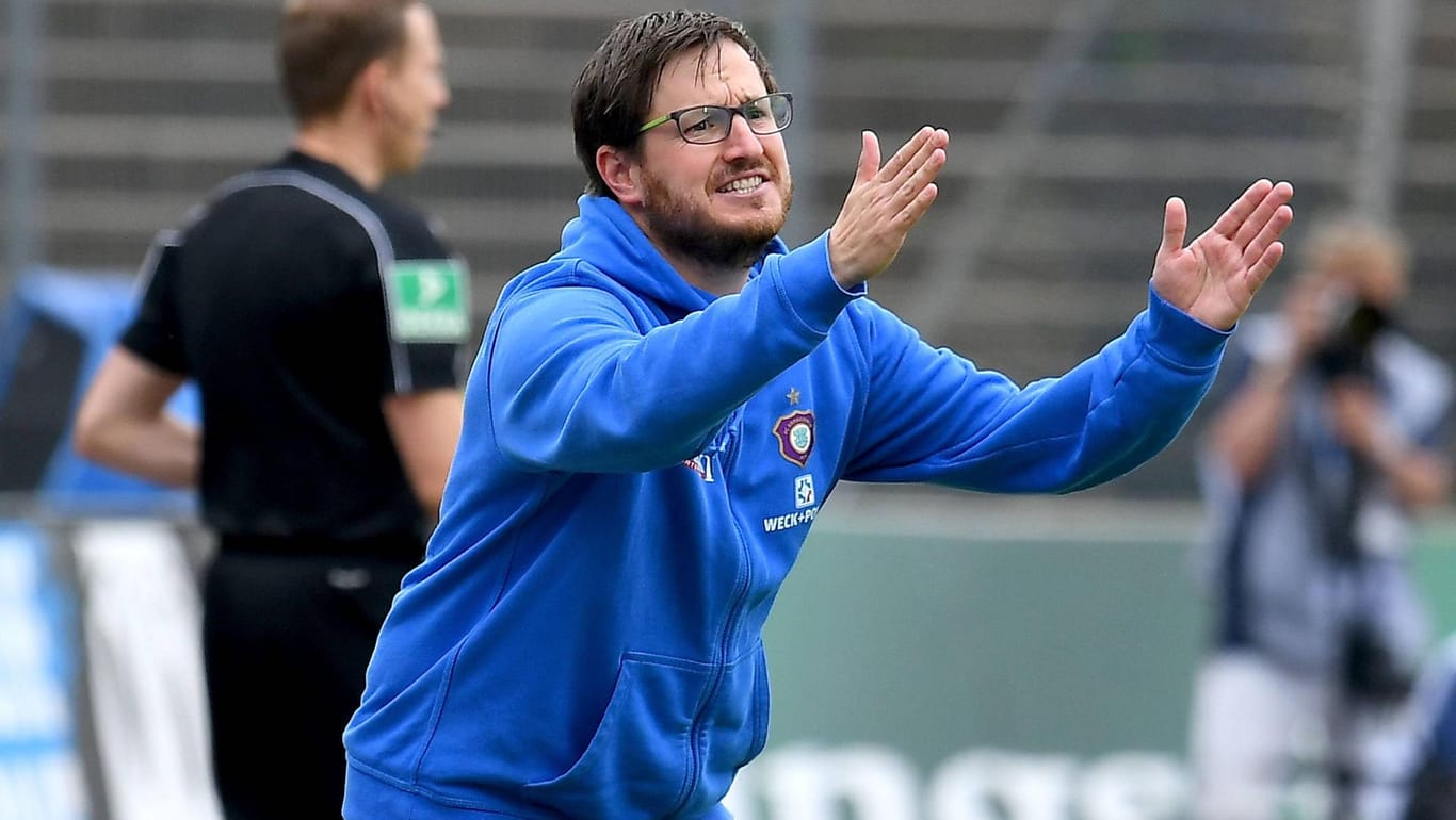 Aues Trainer Hannes Drews verzweifelte am letzten Spieltag in Darmstadt.