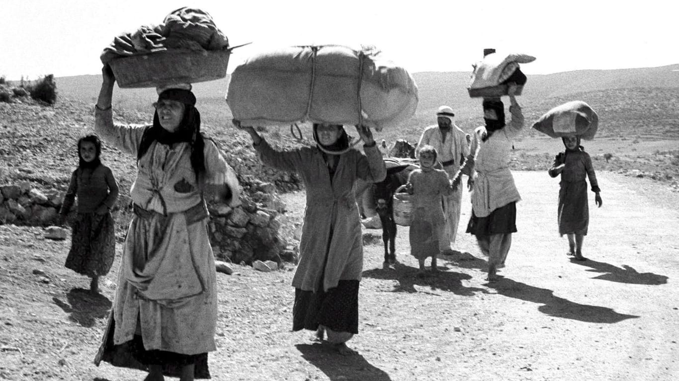 14.05.1948, Israel, Aufnahmeort unbekannt: Araber fliehen mit all den Habseligkeiten, die sie tragen konnten, während des israelischen Unabhängigkeitskrieges aus Galiläa in den Libanon.