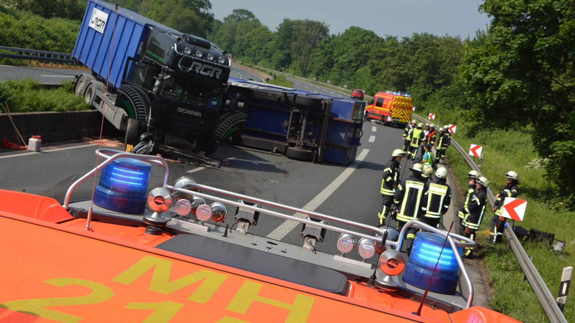 Der umgekippte Lkw auf der A40: Aus bisher ungeklärter Ursache kam das Fahrzeug von der Fahrbahn ab. Der umgekippte Lkw auf der A40: Aus bisher ungeklärter Ursache kam das Fahrzeug von der Fahrbahn ab.