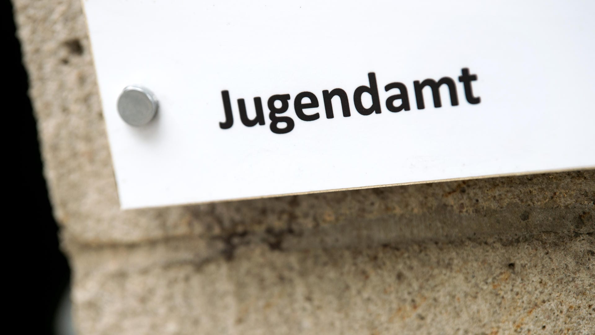 Ein Schild mit dem Schriftzug "Jugendamt": Die meisten in Jugendämtern angestellten Sozialarbeiter betreuen laut der Studie zwischen 50 und 100 laufende Fälle – als angemessen gelten 35.