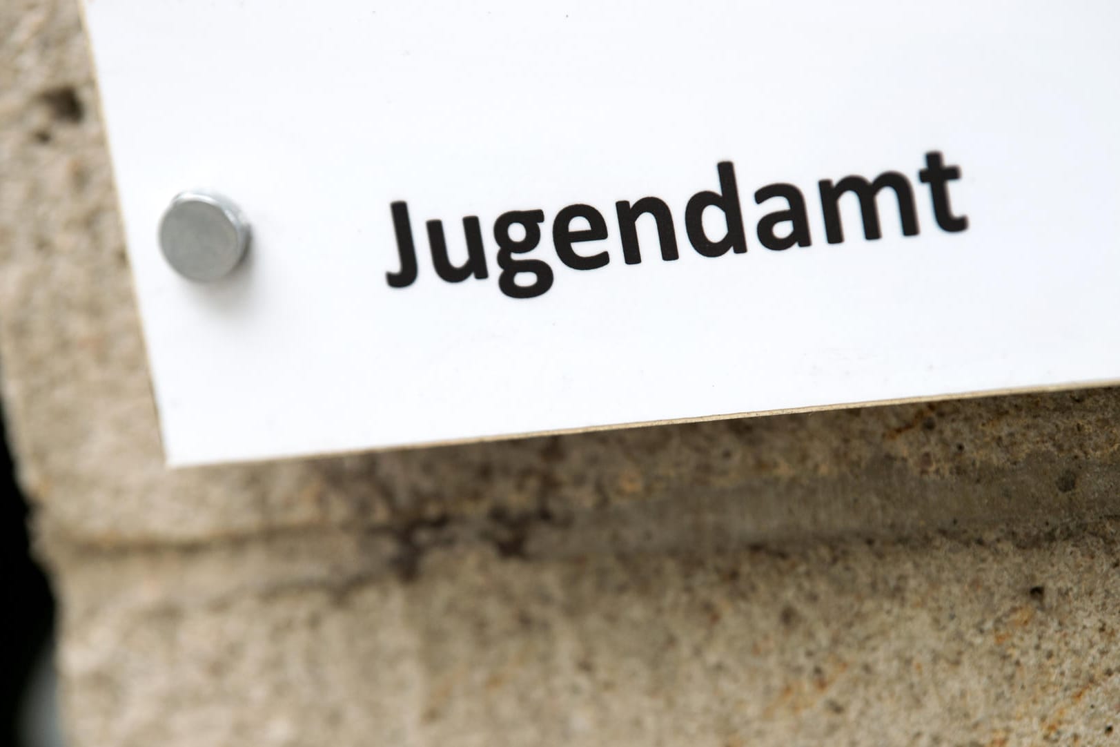 Ein Schild mit dem Schriftzug "Jugendamt": Die meisten in Jugendämtern angestellten Sozialarbeiter betreuen laut der Studie zwischen 50 und 100 laufende Fälle – als angemessen gelten 35.