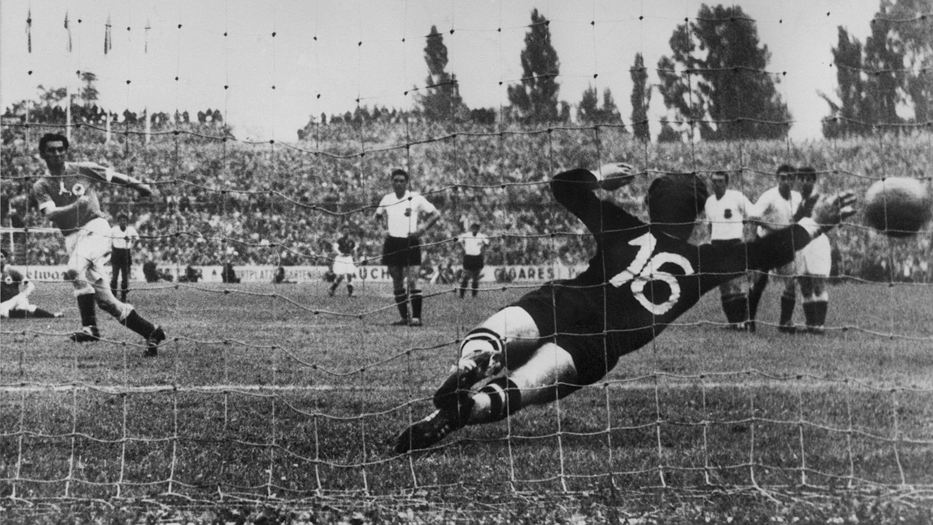 Fritz Walter (l) verwandelt seinen zweiten Elfmeter zum 5:1-Stand im WM-Halbfinale gegen Österreich: Schon das 6:1 gegen den Nachbarn war eine Sensation.