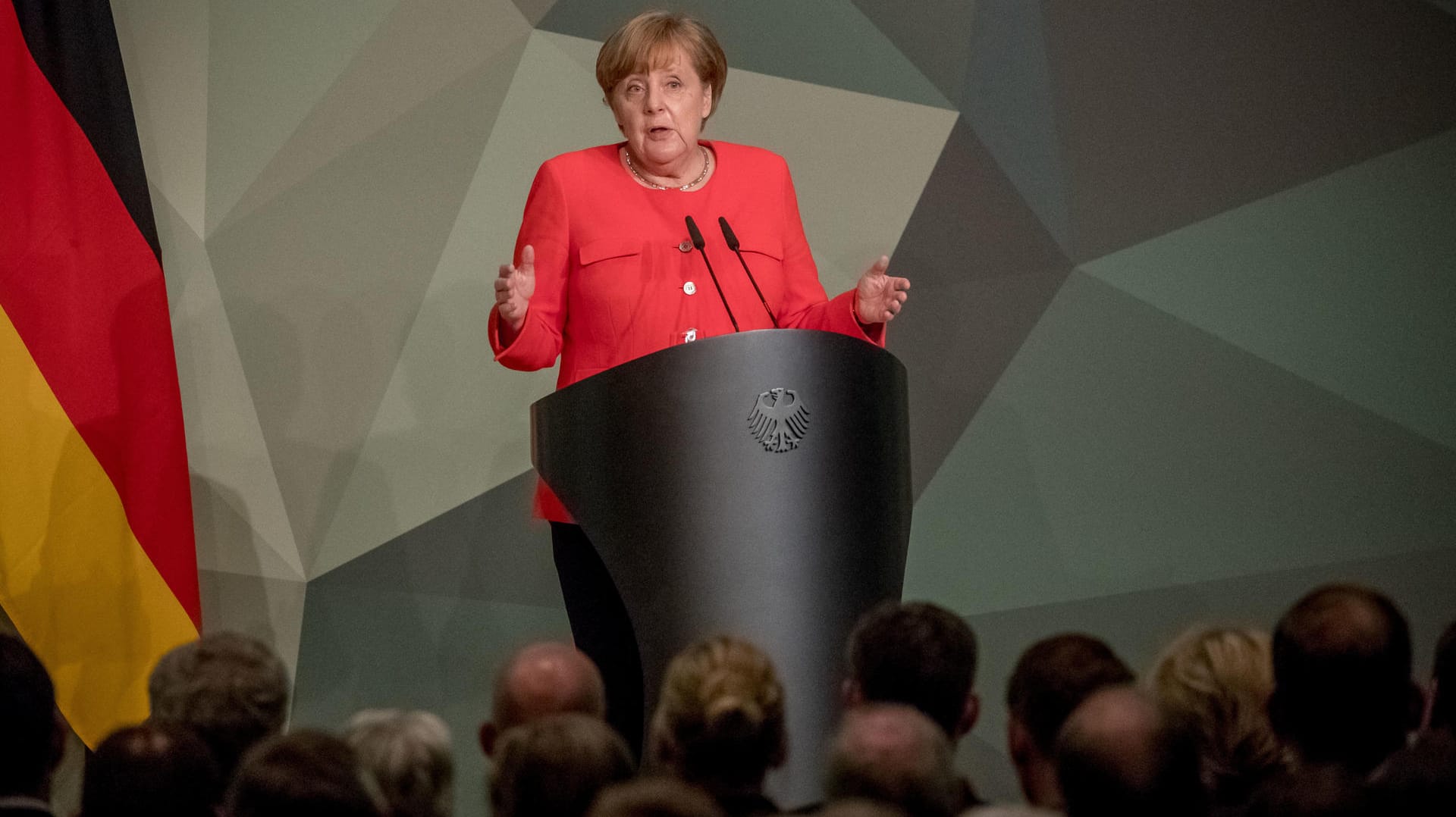 Bundeskanzlerin Angela Merkel (CDU) spricht bei der Bundeswehrtagung. Das Treffen der militärischen und zivilen Spitzen der Bundeswehr findet alle zwei Jahre statt. Thema soll unter anderem der Umbau der Truppe hin zu mehr Landesverteidigung sein.