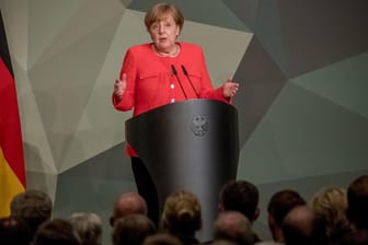 Bundeskanzlerin Angela Merkel (CDU) spricht bei der Bundeswehrtagung. Das Treffen der militärischen und zivilen Spitzen der Bundeswehr findet alle zwei Jahre statt. Thema soll unter anderem der Umbau der Truppe hin zu mehr Landesverteidigung sein.