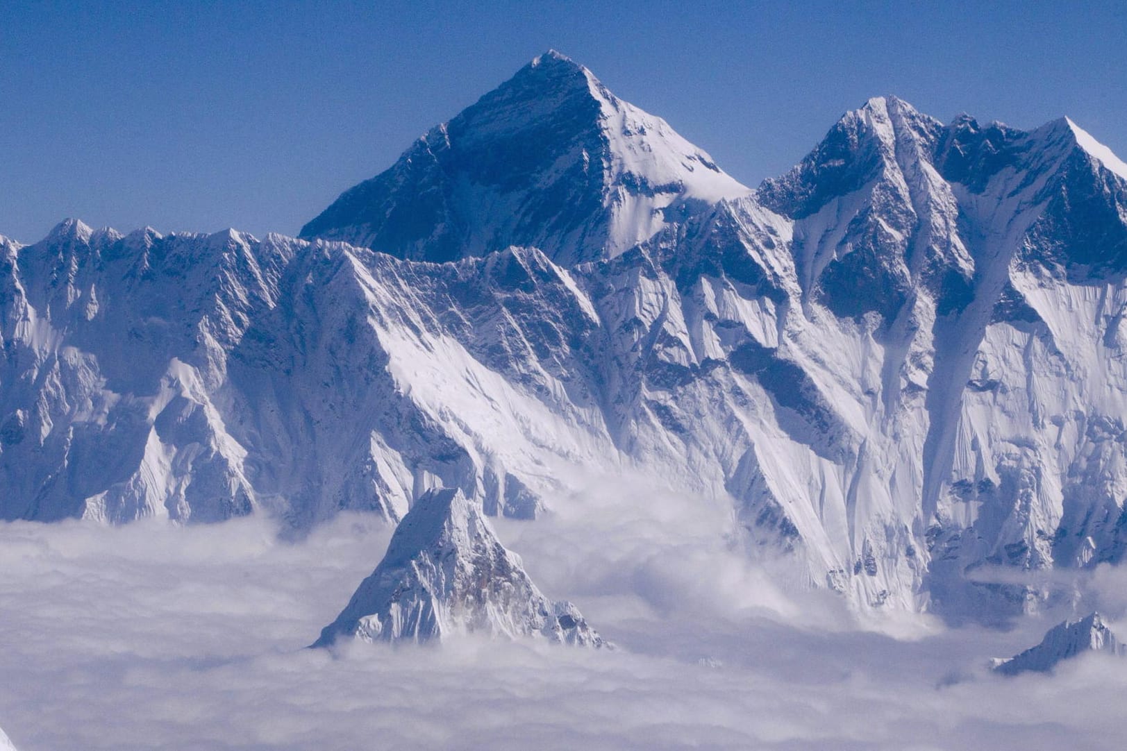 Der Mount Everest: Viele Bergsteiger haben den Traum, den knapp 9.000 Meter hohen Berg zu erklimmen.