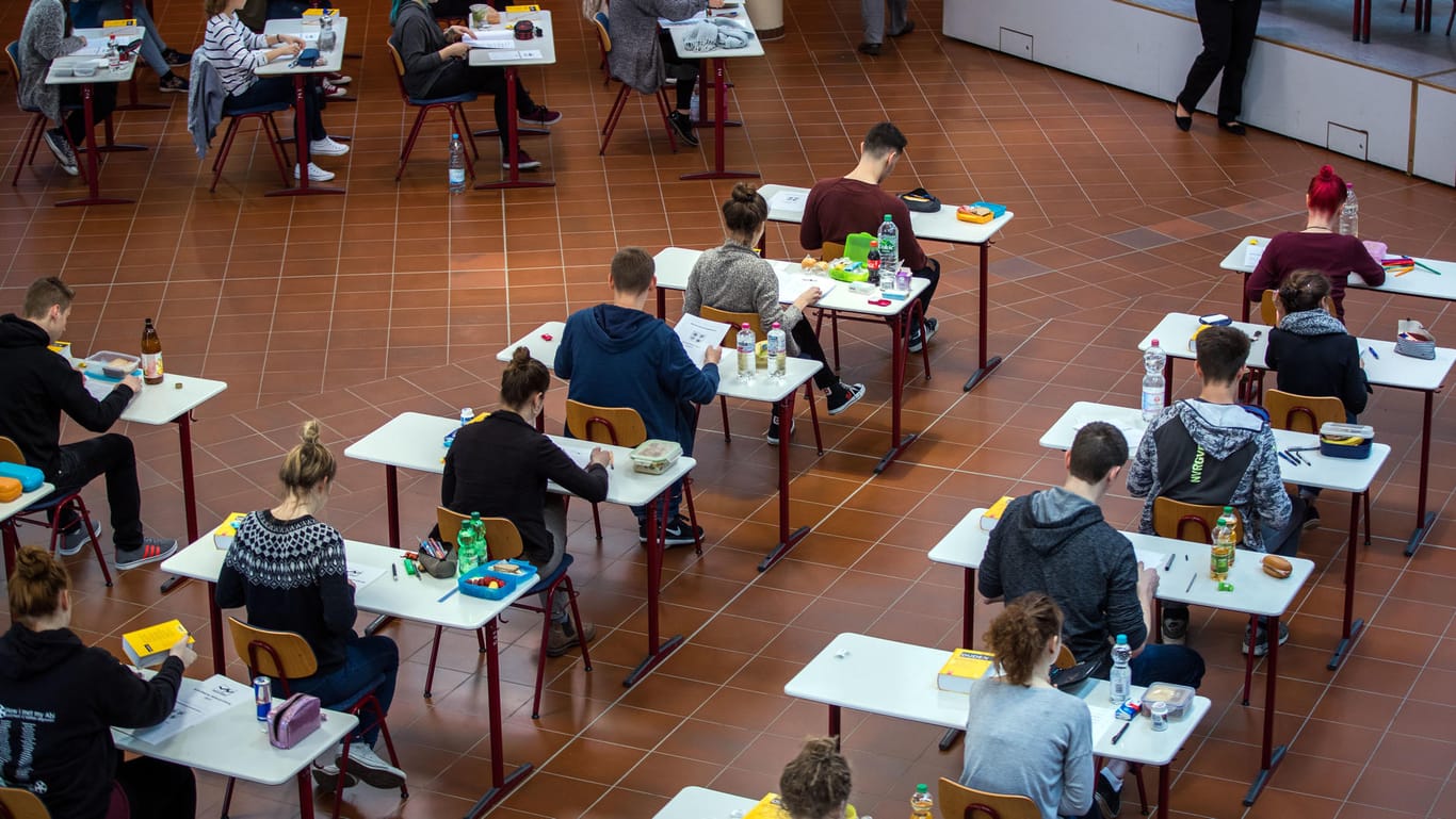 Schüler bei der Abiturprüfung: Die Plattform StayFriends.de soll es leichter machen, alte Schulfreunde wiederzufinden.