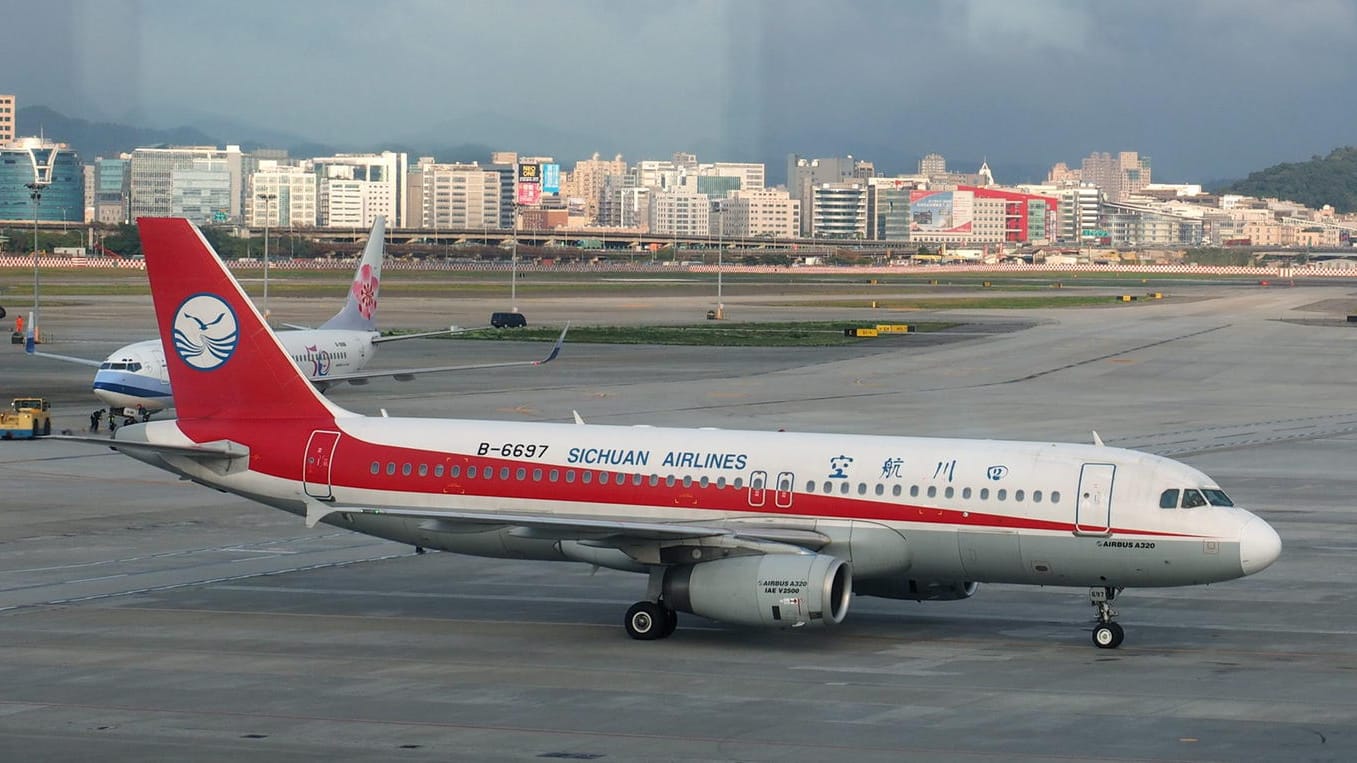 Eine Maschine der Sichuan Airlines: Der Co-Pilot wurde im Gesicht verletzt, als eine Scheibe im Cockpit platzte. (Archivbild) Eine Maschine der Sichuan Airlines: Der Co-Pilot wurde im Gesicht verletzt, als eine Scheibe im Cockpit platzte. (Archivbild)