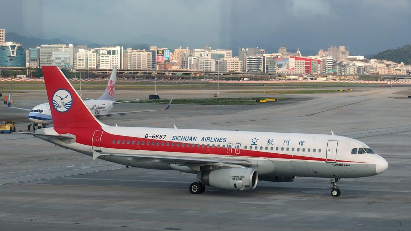 Eine Maschine der Sichuan Airlines: Der Co-Pilot wurde im Gesicht verletzt, als eine Scheibe im Cockpit platzte. (Archivbild)
