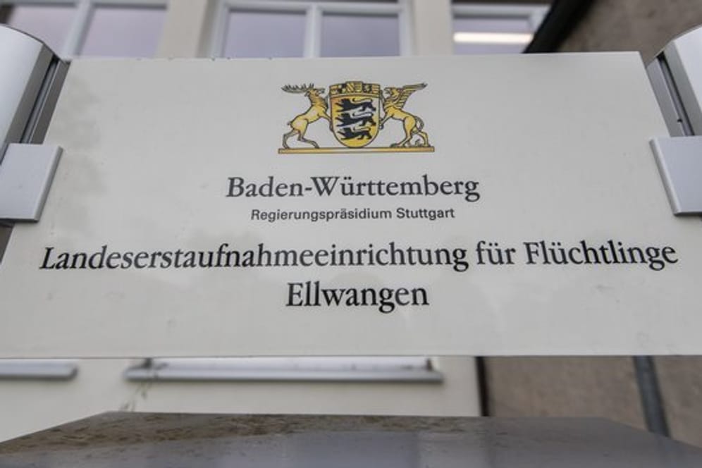 Schild am Eingang der Landeserstaufnahmestelle für Flüchtlinge in Ellwangen.