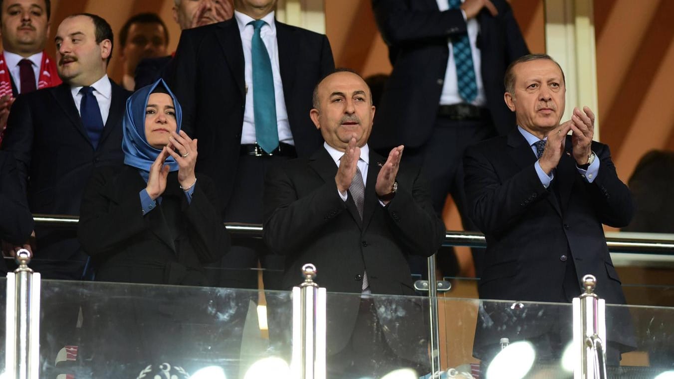 Fußballfan: Erdogan (r.) neben Außenminister Cavusoglu auf der Tribüne bei einem Länderspiel der türkischen Nationalmannschaft.