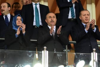 Fußballfan: Erdogan (r.) neben Außenminister Cavusoglu auf der Tribüne bei einem Länderspiel der türkischen Nationalmannschaft.