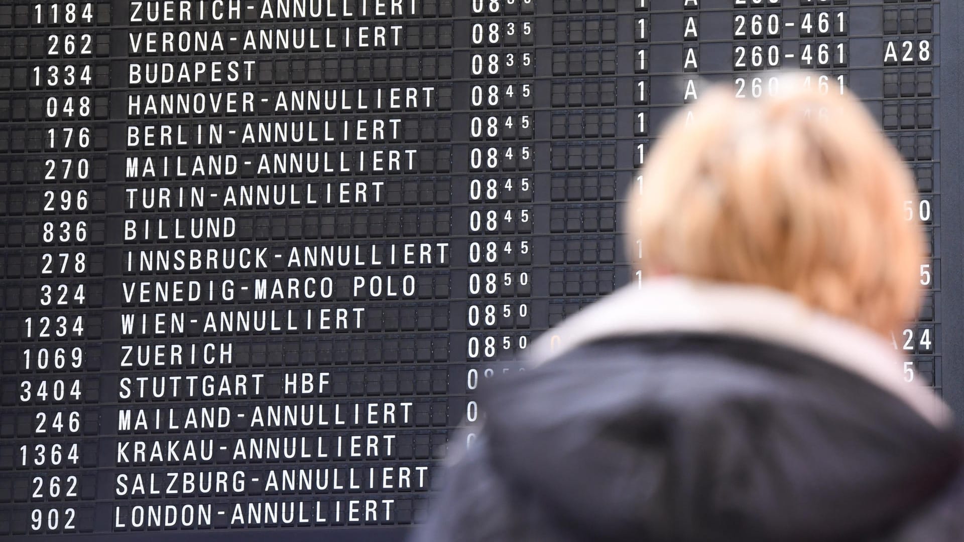Flugausfälle am Frankfurter Airport: Das Gewitter verhinderte fast 100 Flüge. (Archivbild) Flugausfälle am Frankfurter Airport: Das Gewitter verhinderte fast 100 Flüge. (Archivbild)