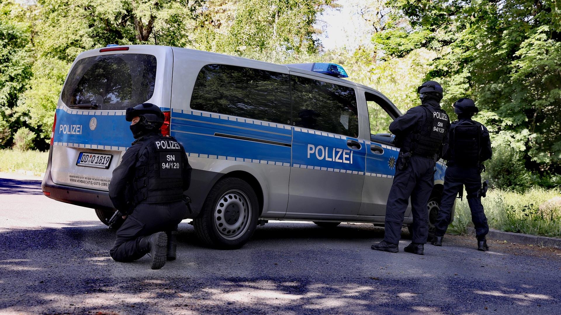 Die Beamten sind auf der Hut: Der geflüchtete Täter hat sich in einer Kaserne verschanzt.