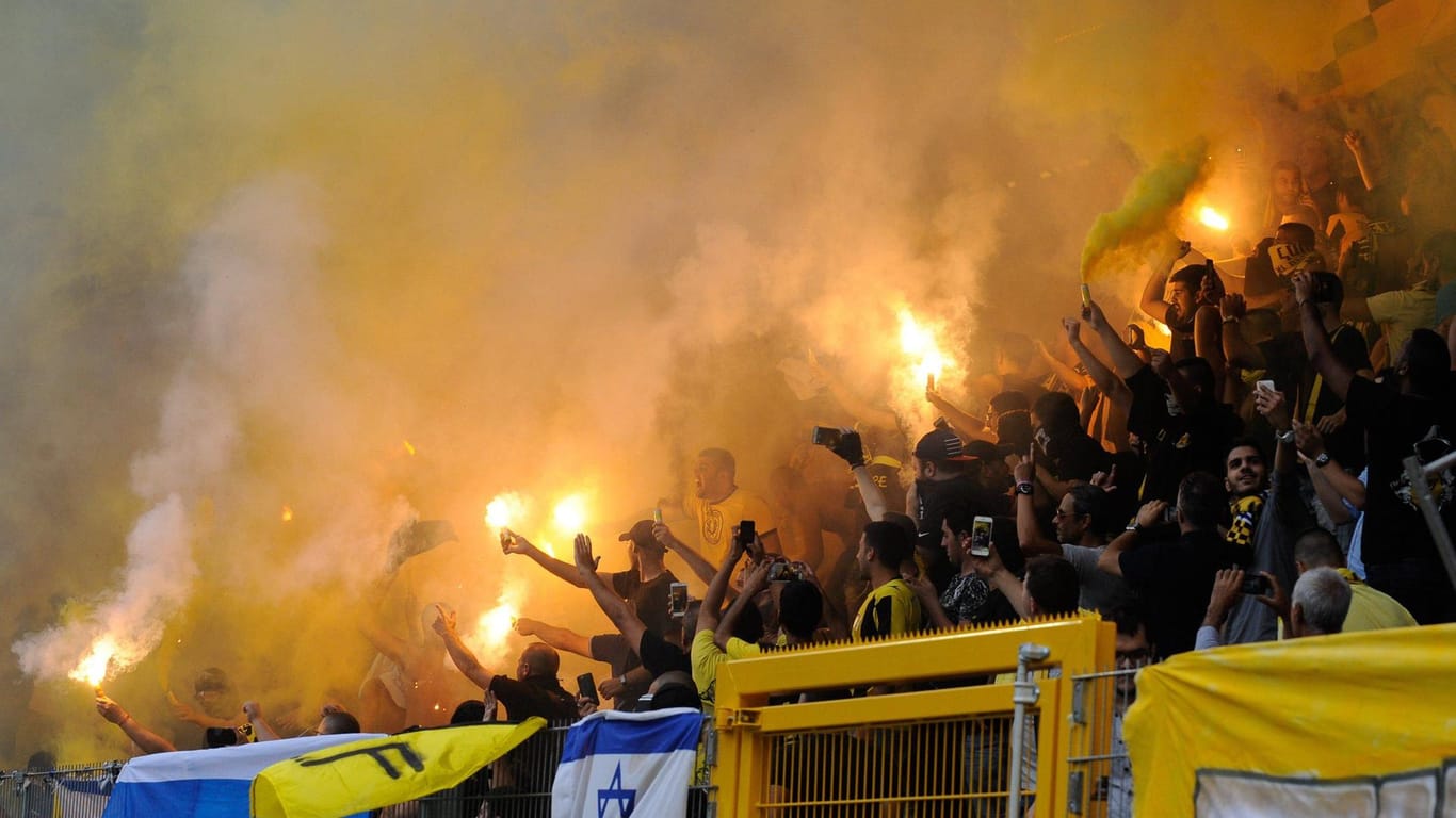 Die Fans von Beitar Jerusalem bei einem Spiel in der Europa League 2015: Immer wieder machen sie auch durch rassistische Anfeindungen negative Schlagzeilen.