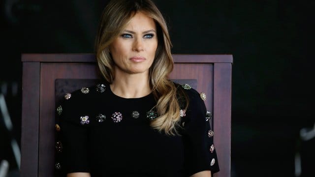 US-First-Lady Melania Trump verfolgt im Mai 2017 eine Rede ihres Mannes. US-First-Lady Melania Trump verfolgt im Mai 2017 eine Rede ihres Mannes.