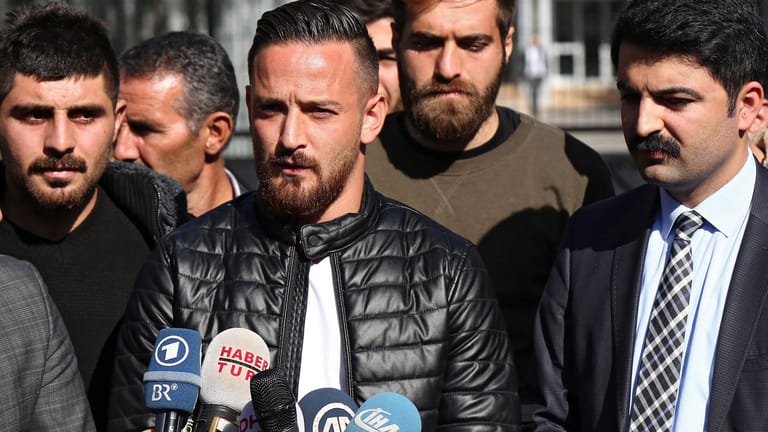 Naki (m.) auf einer Pressekonferenz: Der frühere U21-Nationalspieler hat eine Rückkehr in die Türkei ausgeschlossen.