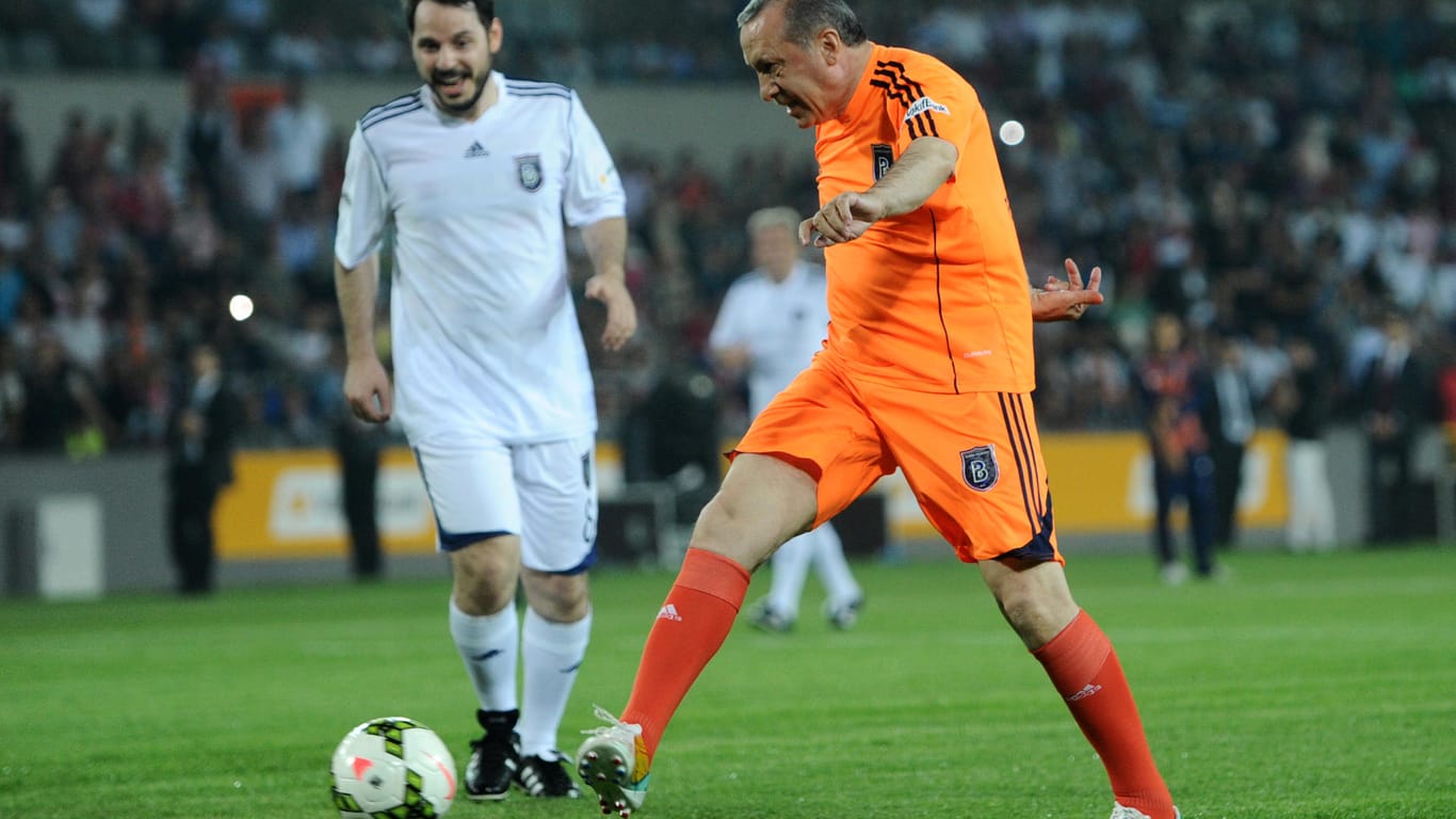 Vereinsikone: Erdogan im Eröffnungsspiel des Basaksehir-Stadions 2014.