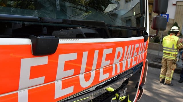 Ein Einsatzwagen der Feuerwehr: Im Viertel hat ein Dachstuhl gebrannt. Ein Einsatzwagen der Feuerwehr: Im Viertel hat ein Dachstuhl gebrannt.