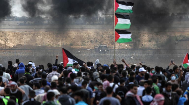 Palästinenser bei Protesten im Gazastreifen: Dutzende Menschen wurden bei den Ausschreitungen getötet.