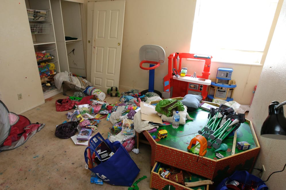 Eines der verwahrlosten Zimmer in den Familienhaus in Kalifornien: Zehn Kinder im Alter von vier Monaten bis zwölf Jahren lebten in dem Haus.