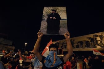 Anhänger des schiitischen Geistlichen Muktada al-Sadr feiern auf den Straßen Bagdads.