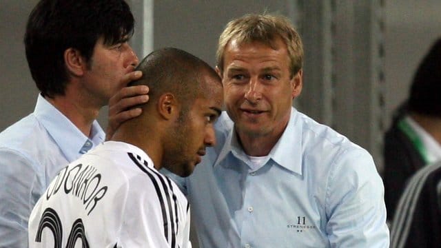 Der damalige Bundestrainer Jürgen Klinsmann spricht mit David Odonkor.