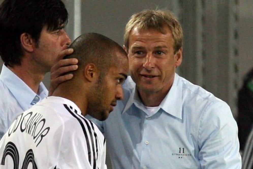 Der damalige Bundestrainer Jürgen Klinsmann spricht mit David Odonkor.