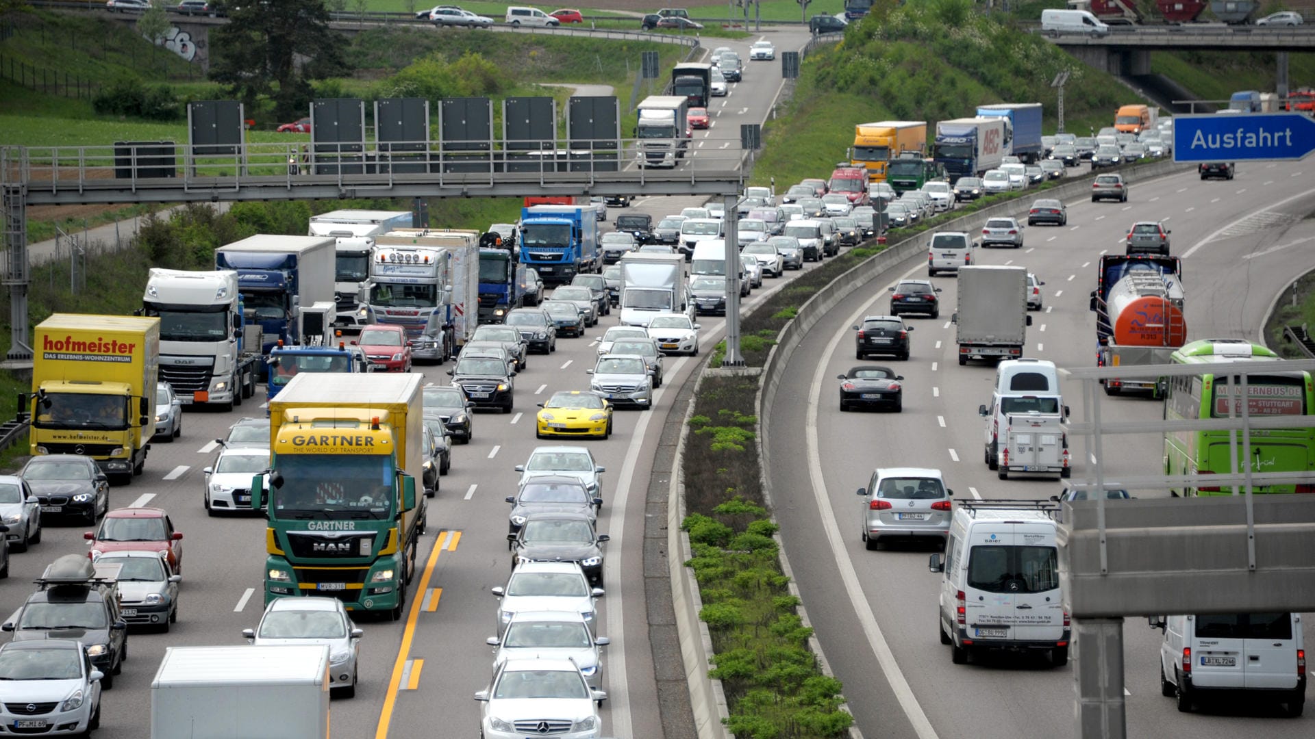 Stau auf der Autobahn: Über Pfingsten planen viele Menschen Ausflüge. Deshalb kann es voll werden auf den Straßen.