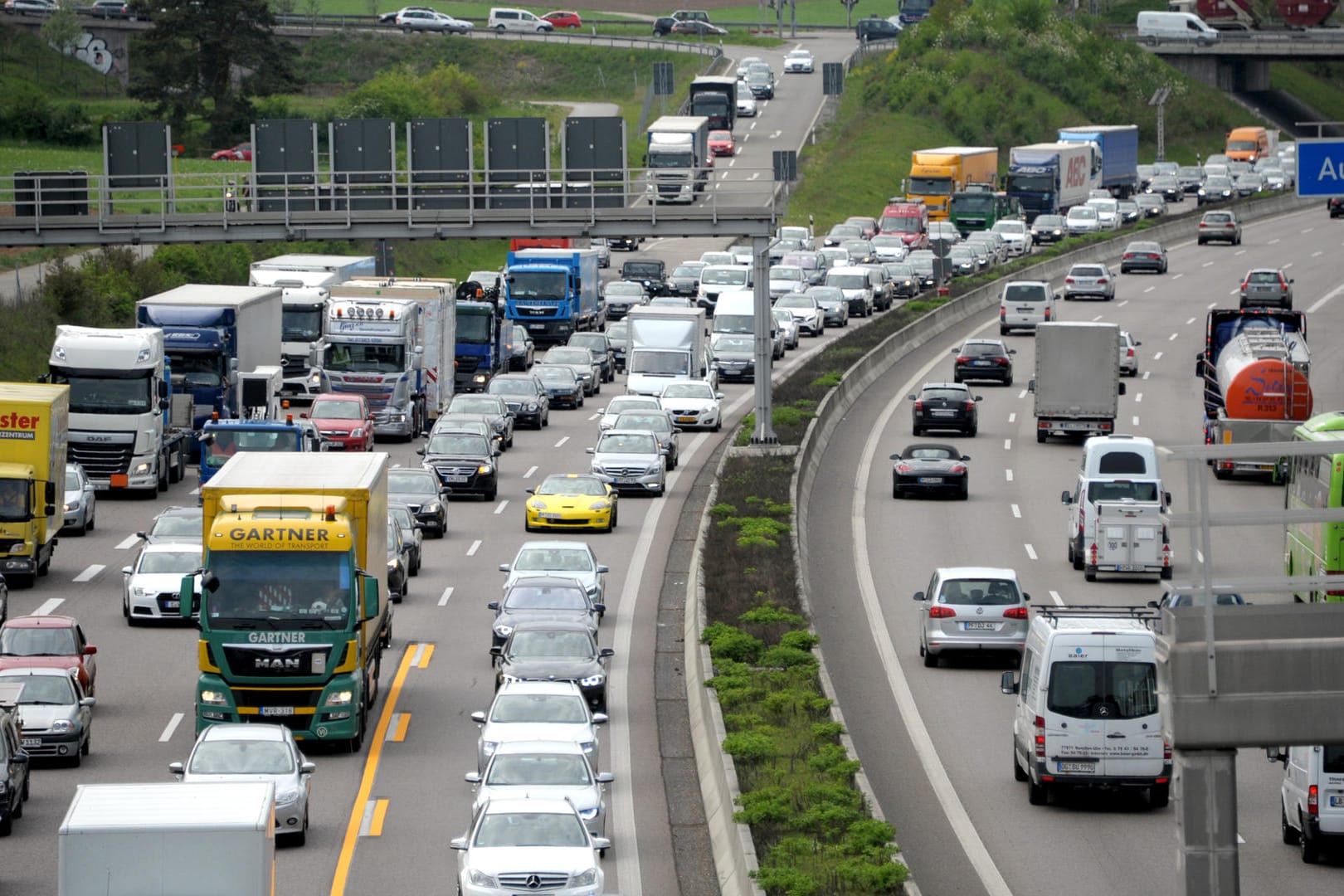 Stau auf der Autobahn: Über Pfingsten planen viele Menschen Ausflüge. Deshalb kann es voll werden auf den Straßen.