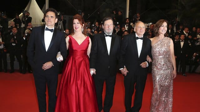 Matt Dillon (l-r), Siobhan Fallon Hogan, Lars von Trier, Bruno Ganz und Sofie Grabol bei der Premiere des Films "The House That Jack Built" in Cannes. Matt Dillon (l-r), Siobhan Fallon Hogan, Lars von Trier, Bruno Ganz und Sofie Grabol bei der Premiere des Films "The House That Jack Built" in Cannes.