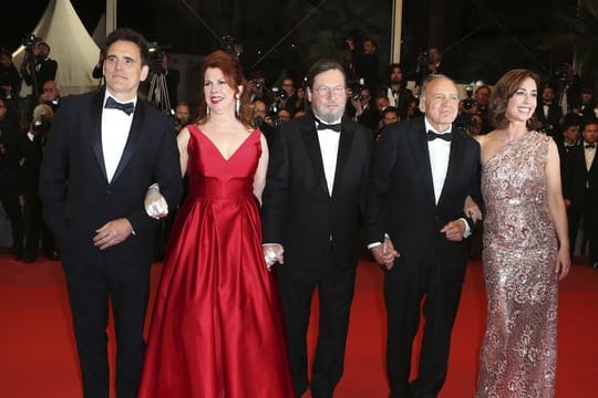 Matt Dillon (l-r), Siobhan Fallon Hogan, Lars von Trier, Bruno Ganz und Sofie Grabol bei der Premiere des Films "The House That Jack Built" in Cannes.