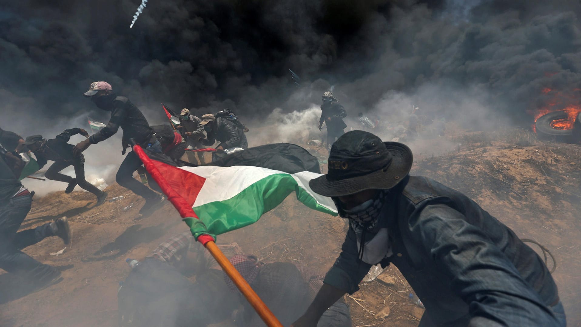 Palästinensische Demonstranten im Gaza-Streifen. Gestern schaute die Welt gebannt auf die Situation und die brutalen Ausschreitungen in Israel. Palästinensische Demonstranten im Gaza-Streifen. Gestern schaute die Welt gebannt auf die Situation und die brutalen Ausschreitungen in Israel.