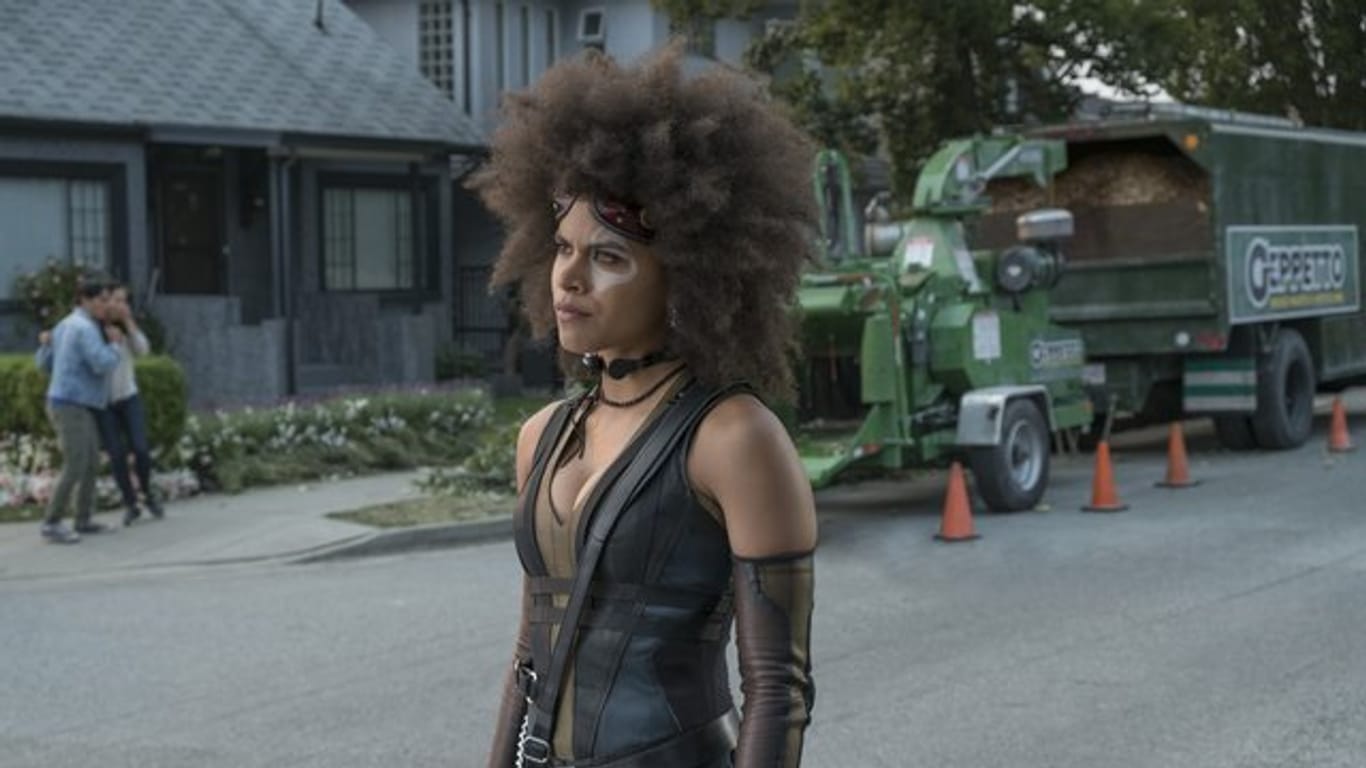 Zazie Beetz als Superheldin Domino.