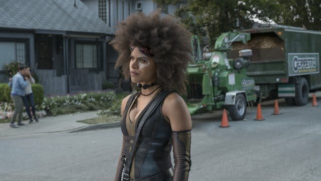 Zazie Beetz als Superheldin Domino.