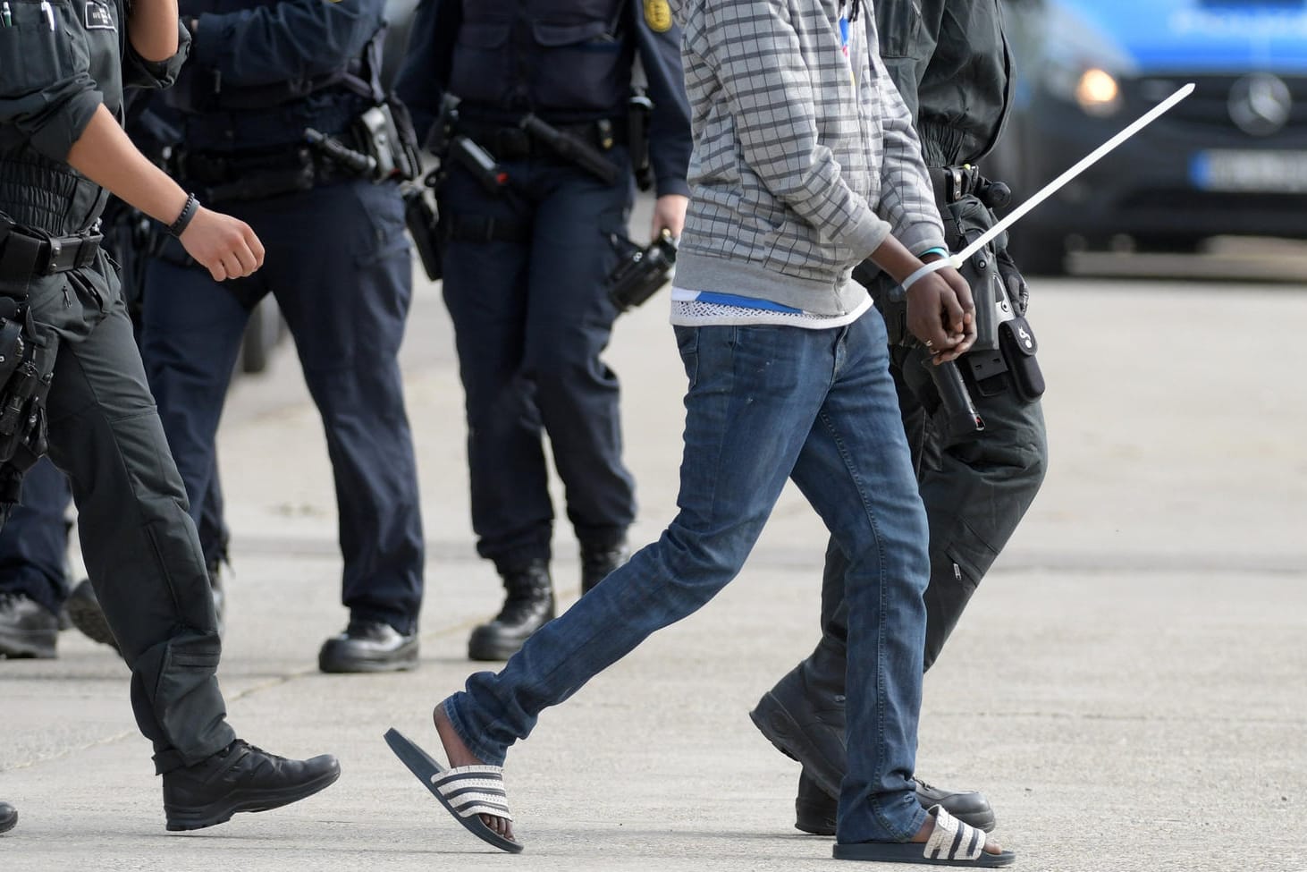 Ellwangen Anfang Mai: Mit einem Großaufgebot holte die Polizei den Mann aus Togo aus der Flüchtlingsunterkunft in Baden-Württemberg.