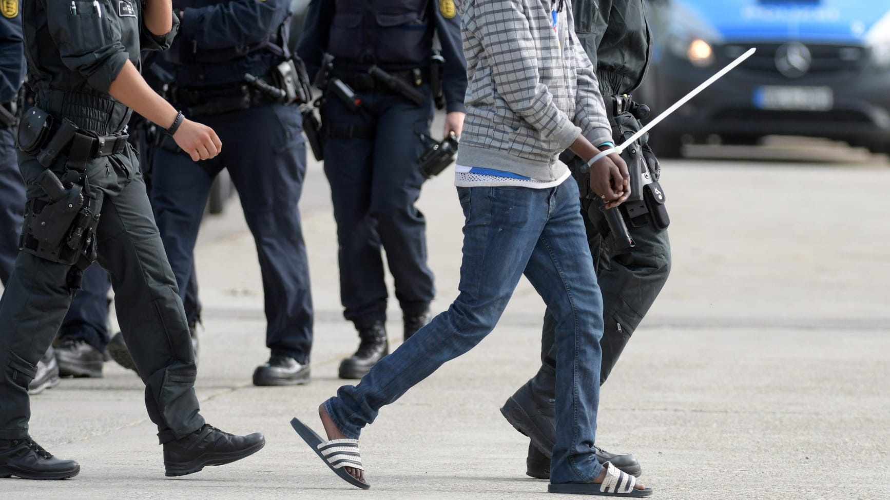 Ellwangen Anfang Mai: Mit einem Großaufgebot holte die Polizei den Mann aus Togo aus der Flüchtlingsunterkunft in Baden-Württemberg. Ellwangen Anfang Mai: Mit einem Großaufgebot holte die Polizei den Mann aus Togo aus der Flüchtlingsunterkunft in Baden-Württemberg.